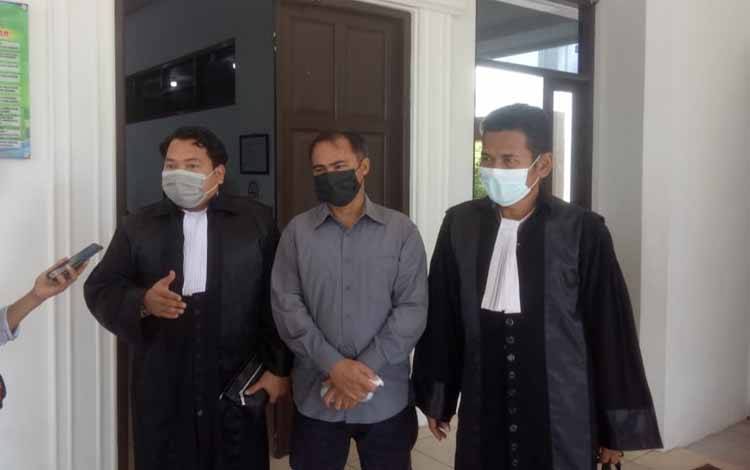 Gunawan Samsi (Tengah) didampingi Penasehat Hukumnya Guruh Eka Saputra saat diwawancarai Usai persidangan berakhir