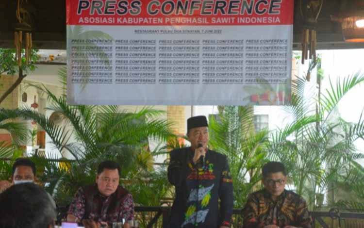 Bupati Seruyan Yulhaidir saat memberikan sambutan pada pertemuan bersama kepala daerah tergabung dalam Asosiasi Kabupaten Penghasil Sawit Indonesia.