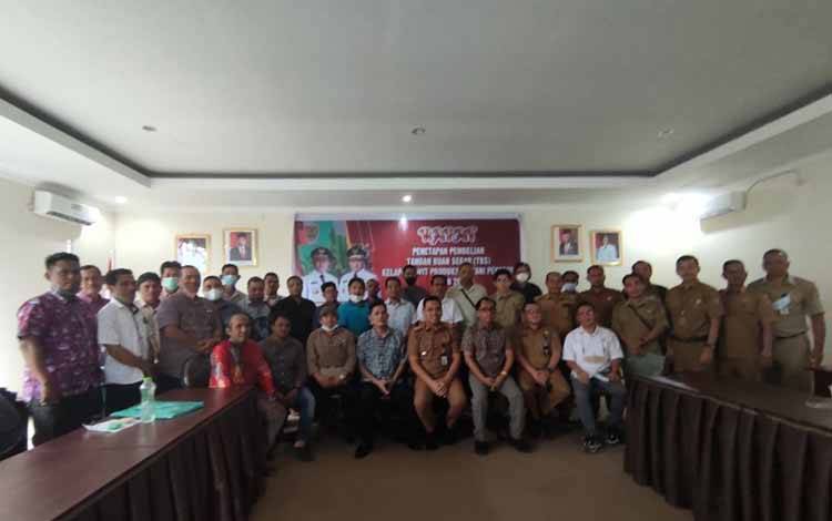 Foto bersama usai Rapat Tim Penetapan Harga Pembelian Tandan Buah Segara (TBS) Kelapa Sawit Kalimantan Tengah (Kalteng).