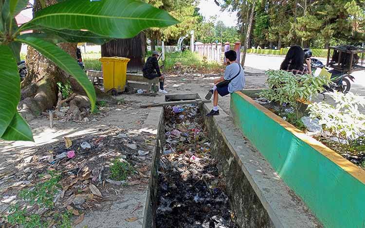 Sampah yang menumpuk di parit Taman Nansarunai Tamiang Layang.