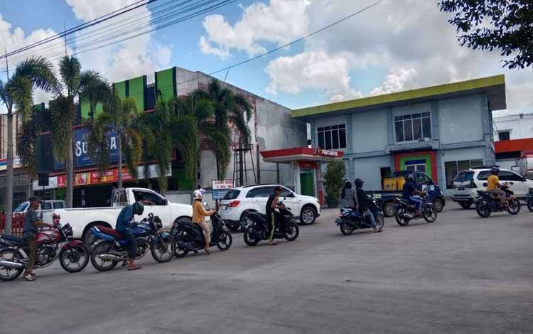 Antrean kendaraan beli pertalite di SPBU Jalan G.Obos Palangka Raya