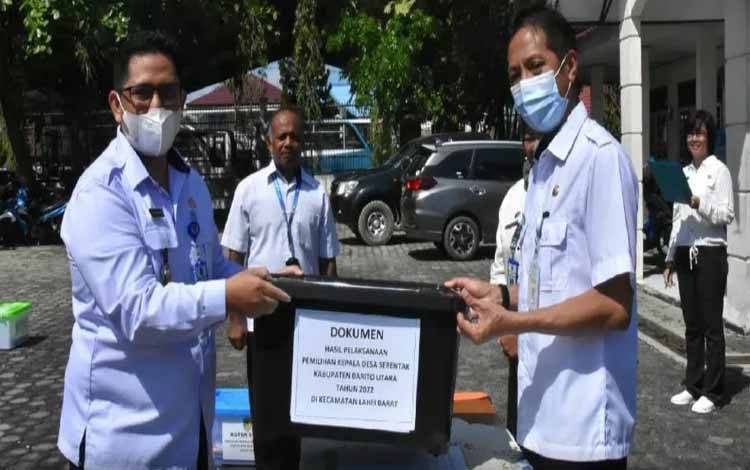 Para Camat saat menyerahkan dokumen pelaporan Pilkades kepada Sekda Barito Utara, Muhlis, Rabu 8 Juni 2022