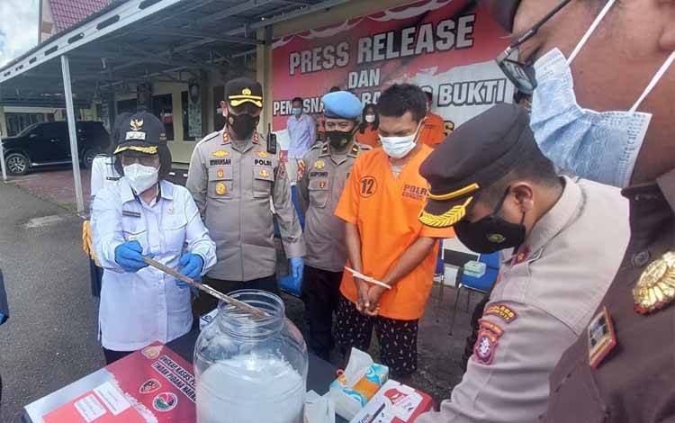 Wakil Bupati Gunung Mas Efrensia L.P Umbing saat ikut memusnahkan barang bukti narkotika, Rabu 8 Juni 2022