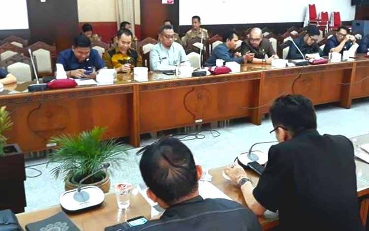 Anggota DPRD Kalteng, Fajar Hariady saat mengikuti rapat di DPRD Kalteng.