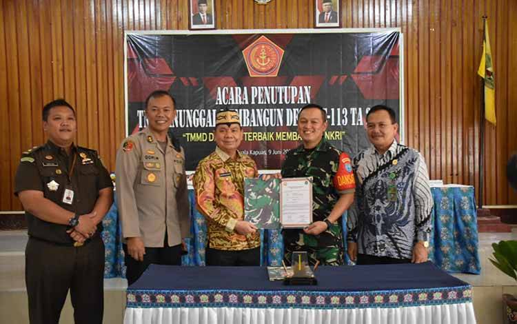 Bupati Kapuas Ben Brahim S Bahat saat menerima naskah TMMD ke-113 dari Dandim 1011 Kuala Kapuas Letkol Kav Ferdiasyah di Aula Bappeda Kapuas, Kamis, 9 Juni 2022.