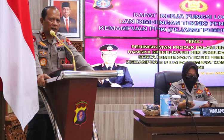 Kapolda Kalteng Irjen Nanang Avianto didampingi Wakilnya Brigjen Ida Oetari Poernamasasi saat membuka Rakernis Fungsi Logistik