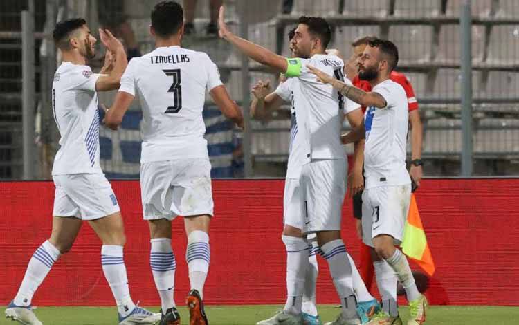 Pemain Yunani Dimitrios Limnios merayakan golnya bersama Anastasios Bakasetas dan rekan-rekan satu timnya dalam pertandingan Grup J UEFA Nations League antara Yunani dan Siprus di Panthessaliko Stadio, Volos, Yunani, Kamis 9 Juni 2022