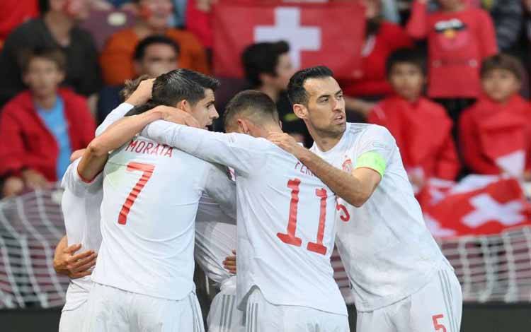 Pemain Spanyol Pablo Sarabia melakukan selebrasi gol bersama Sergio Busquets, Alvaro Morata dan rekan-rekan satu tim lainnya dalam pertandingan Grup B UEFA Nations League antara Swiss dan Spanyol di Stade de Geneve, Lancy, Swiss, Kamis 9 Juni 2022