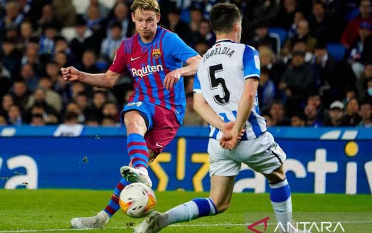 Pemain FC Barcelona, Frenkie de Jong menendang ke gawang selama pertandingan LaLiga Real Sociedad vs FC Barcelona di Reale Arena, San Sebastian, Spanyol, Kamis (21/4/2022)
