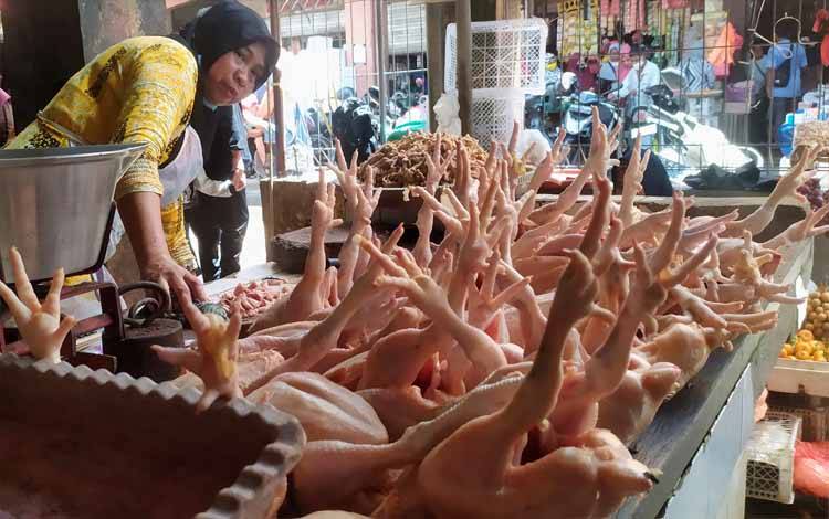 Suasana jual beli daging ayam di Pasar Ikan Mentaya Sampit
