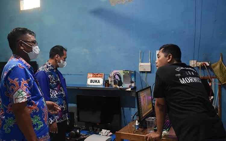 Kepala Bidang Informasi dan Komunikasi Publik Diskominfo Kapuas, Huldi saat meninjau dan memberikan imbauan sejumlah warnet yang ada di Kota Kuala Kapuas.
