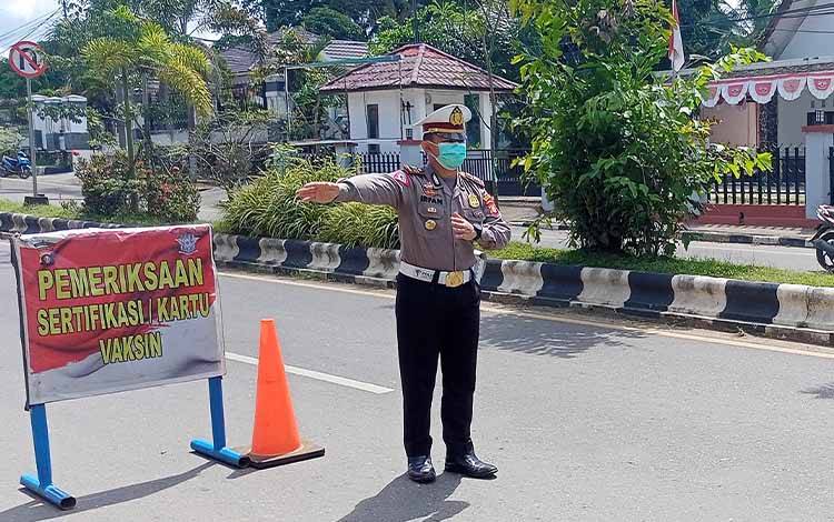 Kasatlantas Polres Barito Timur, AKP Irfan Mochammad Nur Alireja, saat pelaksanaan vaksinasi drive thru di Mapolsek Dusun Timur.