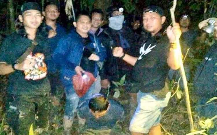 Tersangka Isai (41), berjongkok, saat dibekuk tim gabungan Unit Reskrim Polsek Dusun Tengah dan Jatanras Polres Barito Selatan