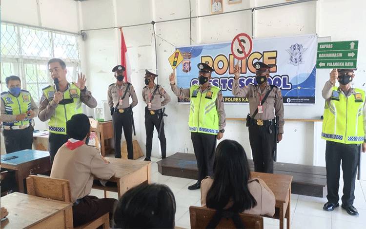 Personel Satlantas Polres Kapuas saat sosialisasikan operasi patuh telabang kepada siswa SMA Negeri 1 Kuala Kapuas.