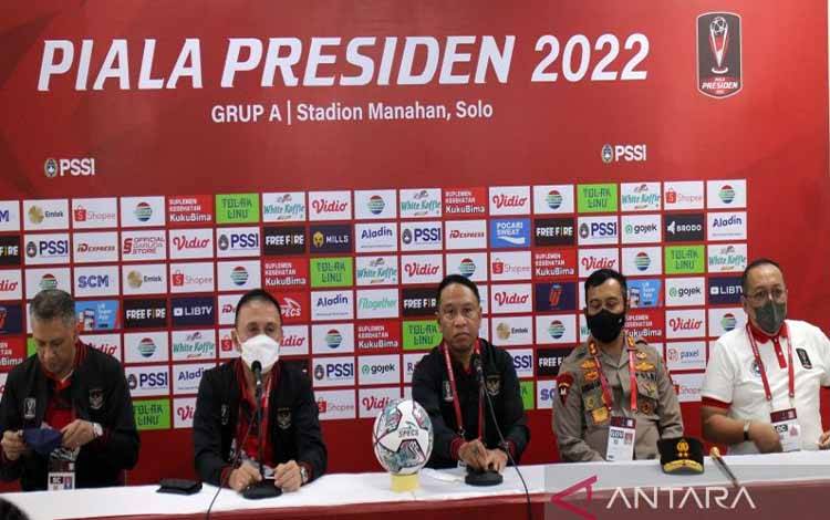 Menteri Pemuda dan Olahraga Zainudin Amali (tengah) didampingi Ketum PSSI Mochamad Iriawan (dua dari kiri), dan Kapolda Jateng Irjen Pol Ahmad Luthfi (dua dari kanan) saat acara pembukaan Turnamen Piala Presiden 2022 di Stadion Manahan Solo, Sabtu (11/6/2022). ANTARA/Bambang Dwi Marwoto.