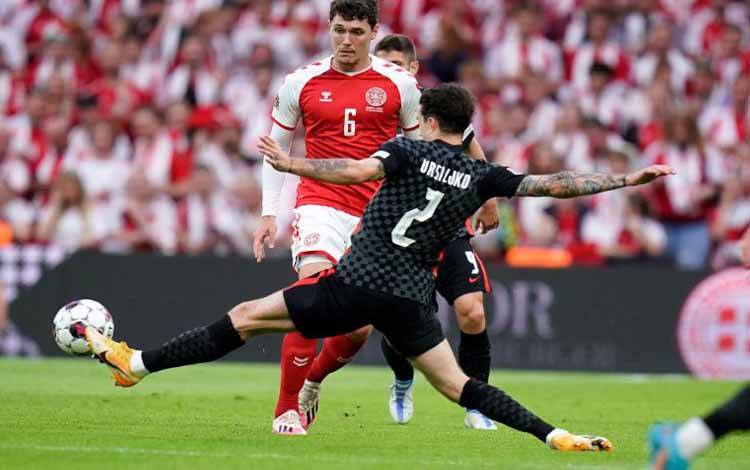 Pemain Denmark Andreas Christensen berduel dengan pemain Kroasia Sime Vrsaljko dalam pertandingan Grup A UEFA Nations League antara Denmark dan Kroasia di Parken, Kopenhagen, Denmark, Jumat 10 Juni 2022