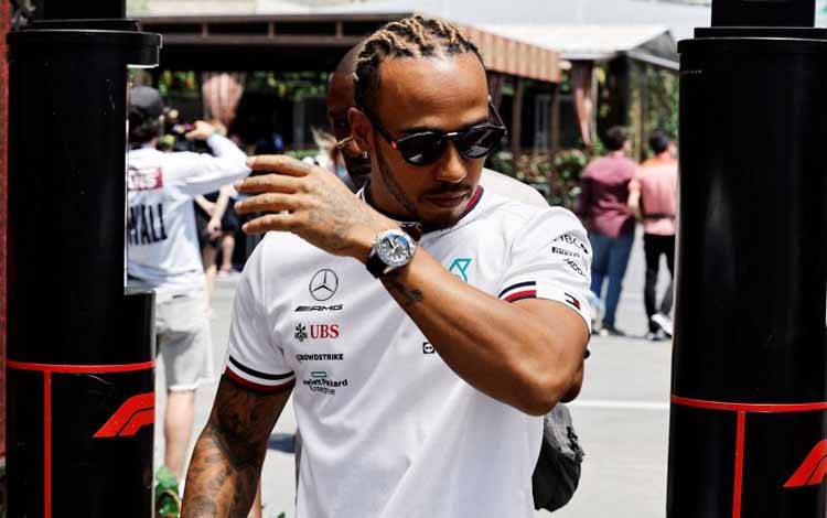 Pebalap tim Mercedes Lewis Hamilton jelang sesi latihan Grand Prix Azerbaijan, Sirkuit Baku. (10/6/2022)
