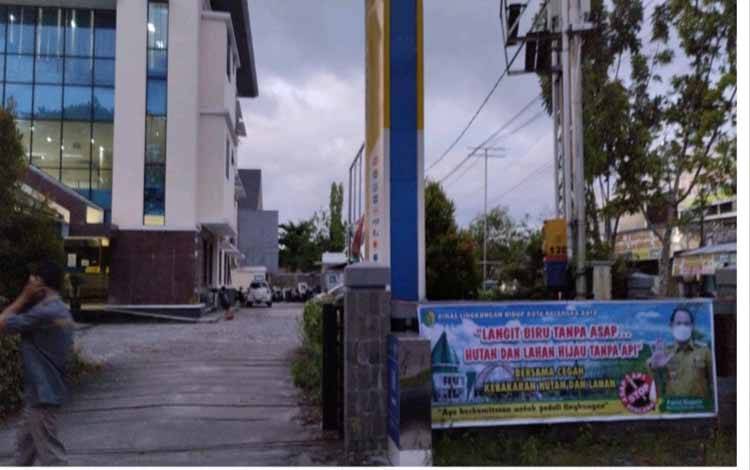 Imbauan cegah Karhutla dipasang di depan kantor Bank BTN Palangka Raya