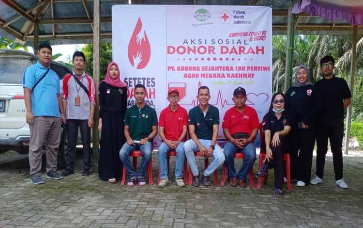 Foto bersama di sela kegiatan donor darah yang diadakan PT GSIP Astra Agro Lestari bersama PMI Kobar