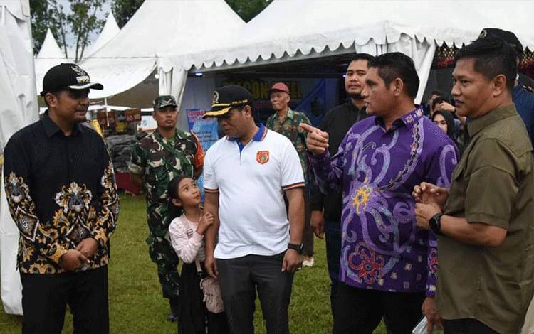  Pj. Bupati Kobar Anang Dirjo sedang meninjau Bazar yang digelar Pemerintah Kecamatan Pangkalan Banteng yang digar 13 - 19 Juni 2022.