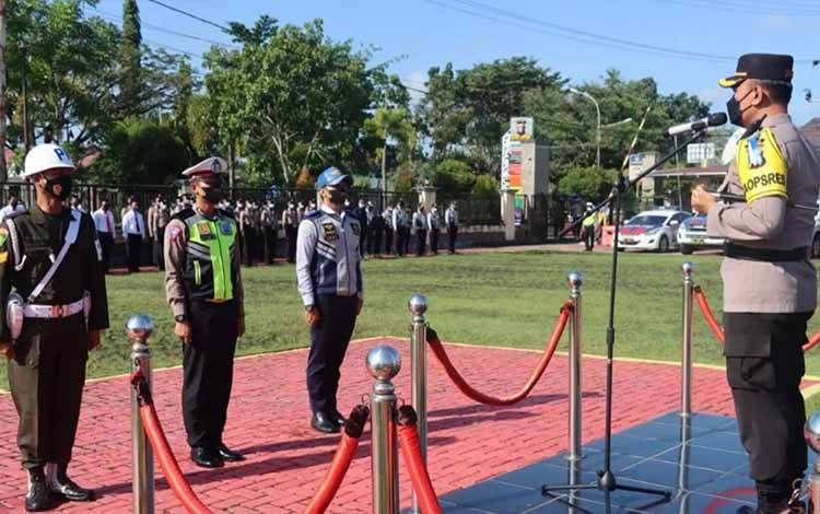 Kapolres Kapuas AKBP Qori Wicaksono saat memimpin Apel Pasukan Operasi Patuh Telabang pada Senin, 13 Juni 2022.