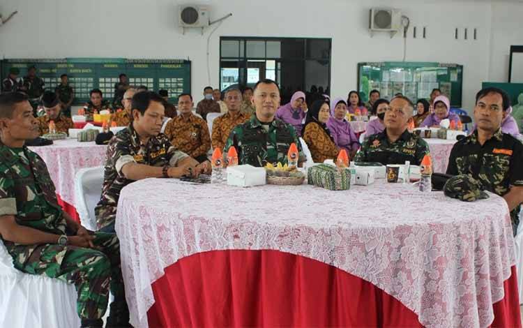 Komsos Kodim Palangka Raya bersama keluarga besar TNI