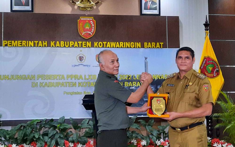 Pj Bupati Kobar Anang Dirjo serahkan plakat kepada Mayjen TNI Hayunadi selaku Tenaga Ahli Pengajar Bidang Geografi Lemhanas