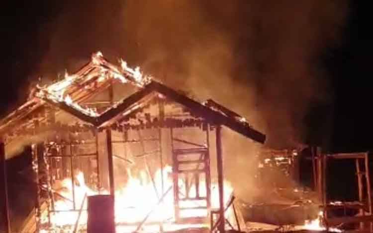 Rumah warga di Jalan Plangkong, Kelurahan Kuala Kuayan, Kecamatan Mentaya Hulu, Kabupaten Kotawaringin Timur hangus terbakar saat ditinggal pemiliknya