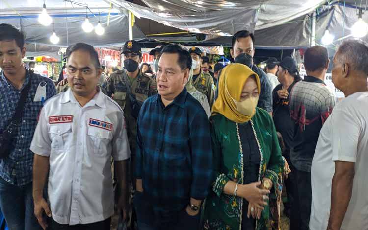 Bupati Kotim Halikinnor bersama istri saat melihat sejumlah stand Bazar UMKM Harati di lapangan mini Stadion 29 November Sampit