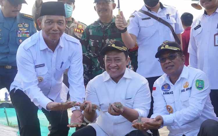 Wakil Gubernur Kalteng, Edy Pratowo saat melakukan peninjauan pembangunan kawasan shrimp estate di Desa Sei Pasir, Kabupaten Sukamara, Rabu, 15 Juni 2022.