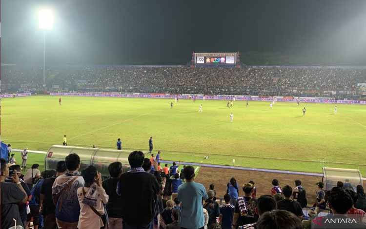 Pertandingan lanjutan turnamen pramusim antara Arema FC melawan Persik Kediri yang digelar di Stadion Kanjuruhan, Kabupaten Malang, Jawa Timur, Rabu (15/6/2022)
