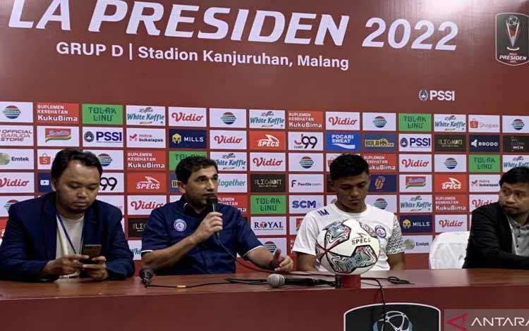 Pelatih Arema FC Eduardo Almeida (kedua kiri) bersama Irsyad Maulana (ketiga kiri) pada saat melakukan jumpa pers usainpertandingan di Stadion Kanjuruhan, Kabupaten Malang, Jawa Timur, Rabu (15/6/2022)