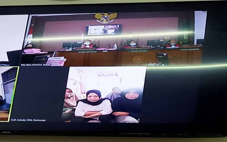 Para terdakwa (bawah) saat menjalani sidang virtual di Pengadilan Negeri Palangka Raya