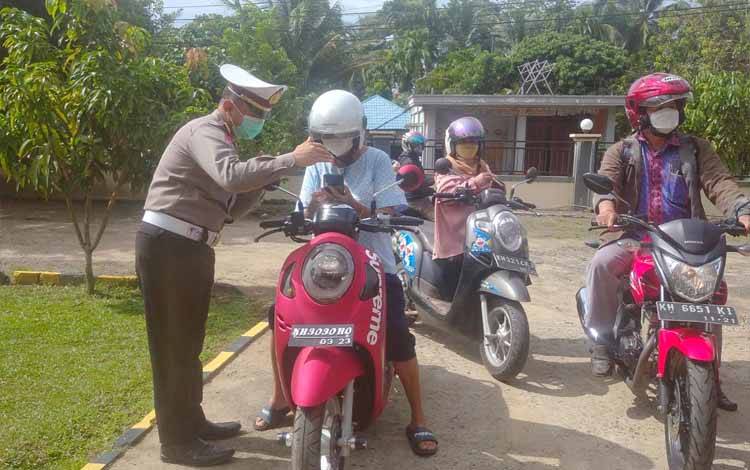Kasatlantas Polres Barito Timur AKP Irfan Mochammad Nur Alireja saat memimpin langsung razia vaksin yang digelar di depan Mapolsek Dusun Timur
