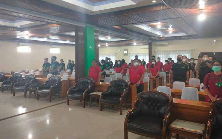 Kontingen  Pesparawi Kalteng saat mengikuti kegiatan training center di Hotel Batu Suli Palangka Raya. (poto: istimewa)