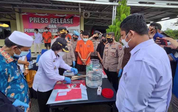 Wakil Bupati Gunung Mas Efrensia L.P Umbing saat mengikuti kegiatan pemusnahan barang bukti narkoba di halaman Mako Polres Gunung Mas pada Rabu, 8 Juni 2022.