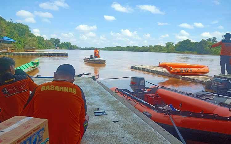 Tim SAR Palangka Raya terus melakukan pencarian korban diduga tenggelam di DAS Kahayan.