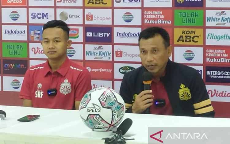 Pelatih Bhayangkara FC Widodo C Putro bersama Pemain Bhayangkara FC Sani Rizki di Stadion Gelora Bandung Lautan Api (GBLA), Kota Bandung, Jawa Barat, Kamis (16/6/2022)