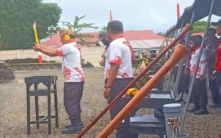 Kapolda Kalteng Irjen Nanang Avianto saat membuka kejuaran menembak dan lomba sumpit tradisional