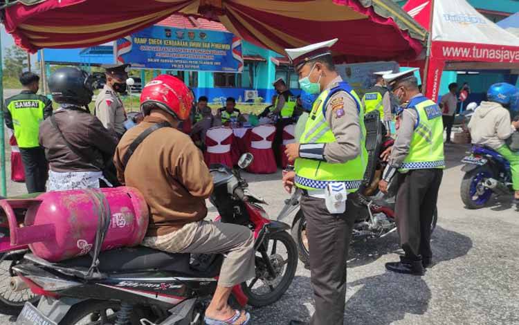 Satlantas Polres Katingan membagikan helem, servis kendaraan gratis hingga oli gratis