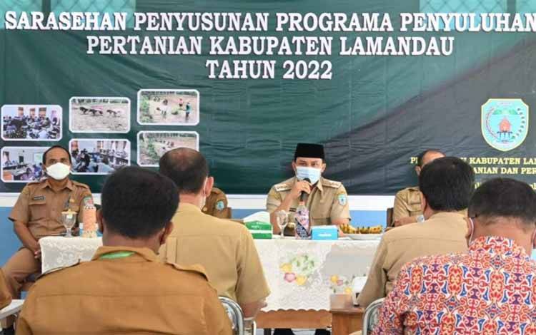 Bupati Lamandau Hendra Lesmana memberikan arahan kepada peserta penyusunan program penyuluhan pertanian Kabupaten Lamandau Tahun 2022