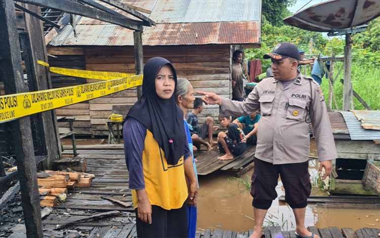 Anggota Polsek Mantangai saat mendatangi lokasi kejadian kebakaran rumah di Desa Mantangai Tengah (seberang) RT 07 pada Jumat, 17 Juni 2022.