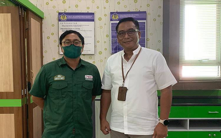 Koordinator Klinik Bisnis, Muhammad Asary bersama Kepala KPKNL Pangkalan Bun, Widiyantoro.
