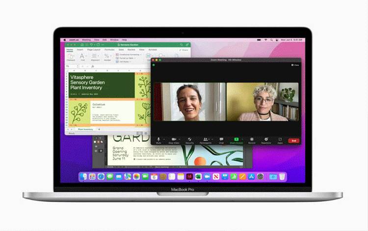 Tampilan MacBook Pro yang ditenagai chip M2 dan sistem operasi macOS Monterey, dirilis 17 Juni 2022. (ANTARA/HO/Apple)