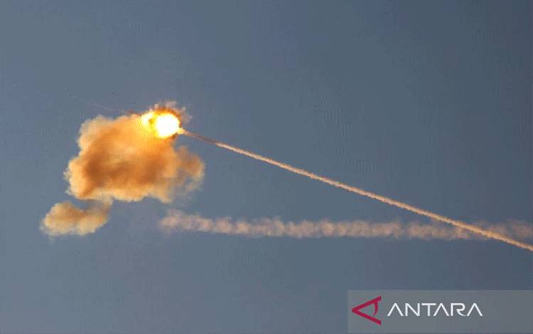 Arsip - Sebuah ledakan terlihat di udara ketika sistem anti-rudal Iron Dome Israel mencegat roket yang diluncurkan dari Jalur Gaza, 17 Mei 2021. (ANTARA/Reuters/Amir Cohen/as)