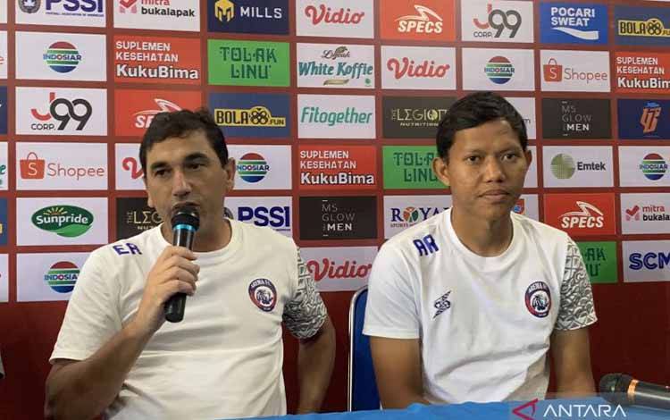 Pelatih Arema FC Eduardo Almeida (kiri) bersama Adam Alis pada saat melakukan jumpa pers di Kota Malang, Jawa Timur, Sabtu (18/6/2022). (ANTARA/Vicki Febrianto)