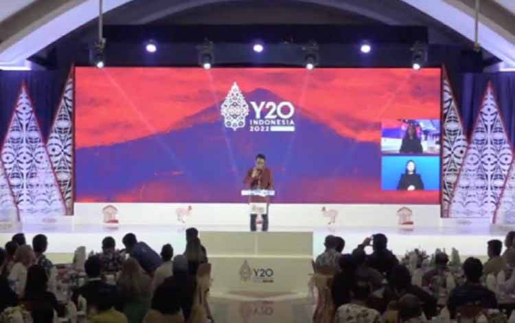 Hasil tangkap layar Asisten Deputi Kemitraan dan Penghargaan Pemuda Kemenpora RI, Wisler Manalu, membacakan sambutan dalam acara pra KTT Y20 2022 di Manokwari, Papua Barat, Sabtu (18/6/2022). (ANTARA/youtube.com/Indonesian Youth Diplomacy)