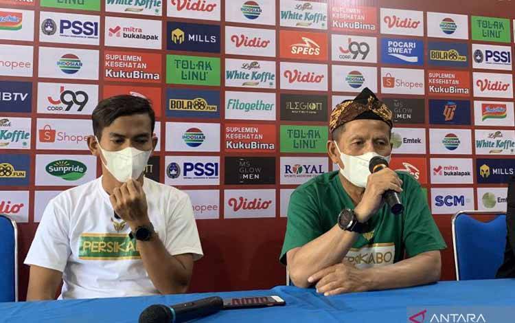 Pelatih Persikabo 1973 Djadjang Nurdjaman (kanan) bersama Ryan Wiradinata pada saat melakukan jumpa pers di Kota Malang, Jawa Timur, Sabtu (18/6/2022). (ANTARA/Vicki Febrianto)