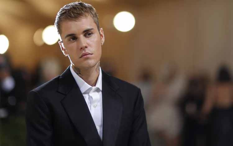 Justin Bieber dalam acara Met Gala bertajuk "In America: A Lexicon of Fashion" di New York, Amerika Serikat. Foto diambil 13 September 2021. (REUTERS/Mario Anzuoni)