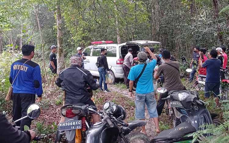 Petugas kepolisian dibantu relawan saat mengevakuasi jenazah Ahusman (70) yang ditemukan meninggal di sebuah jalan setapak di RT 01 Desa Rodok